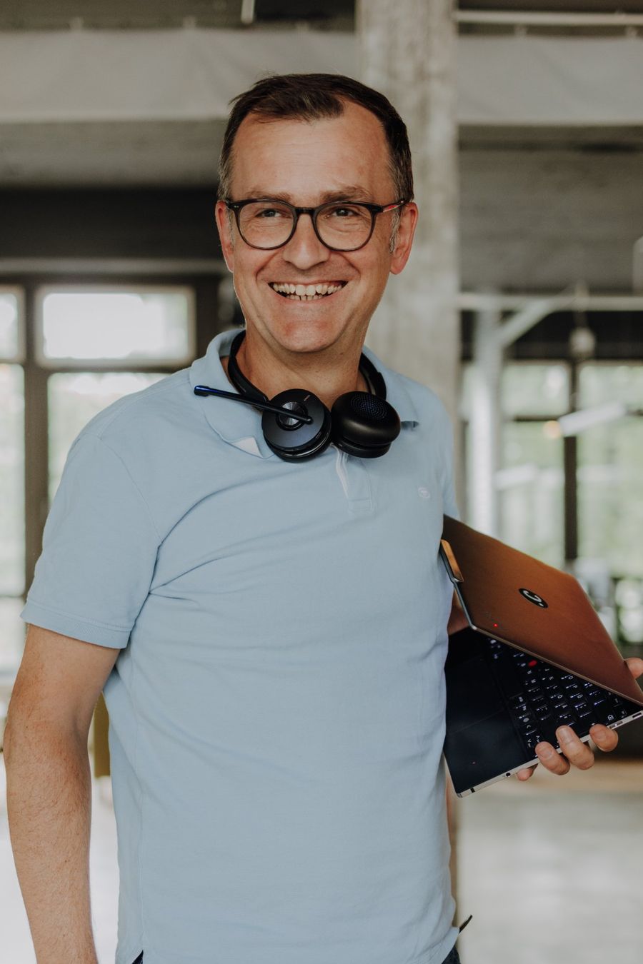 Henning Klingbeil mit Headset und Laptop im Büro